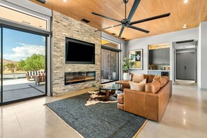 Smart TV y chimenea 