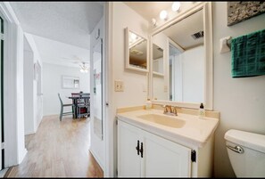 シャワー付き浴槽、ヘアドライヤー、タオル、トイレットペーパー