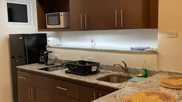 Réfrigérateur, micro-ondes, plaque de cuisson, cafetière/bouilloire