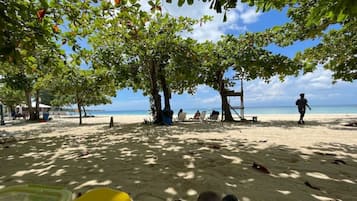 Plage, chaises longues