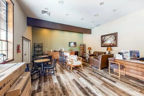 Dining - Family Getaway ★ Ping Pong ★ Air Hockey ★ Foosball ★ Arcade ★ Pool (Branson)