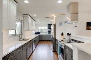 冰箱、微波炉、烤箱、炉灶