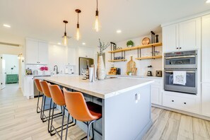 Fridge, microwave, stovetop, dishwasher - Families w/ Pets Welcome! Home 4 Mi to Dtwn Tempe (Tempe)