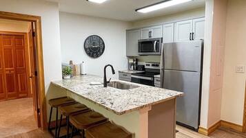 Geladeira, micro-ondas, fogão, cooktop