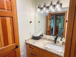 Combined shower/bathtub, hair dryer, towels, soap - Targhee Creekside Condo - direct shuttle service to Targhee! (Driggs)