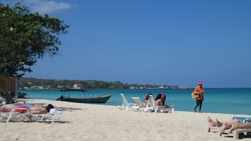 Plage, chaises longues