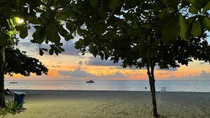 On the beach, sun loungers - Lovely Studio With Pool On Beach  (Negril)