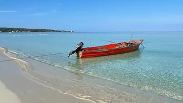 En la playa y camastros