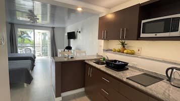 Réfrigérateur, four à micro-ondes, surface de cuisson, cafetière-théière