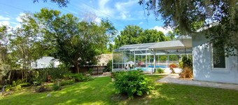 Relax & unwind—enclosed private pool, fenced yard, many amenities & attractions!