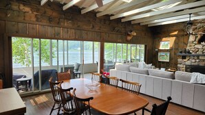 Un interior de madera con una mesa de comedor, sillas y un sofá.