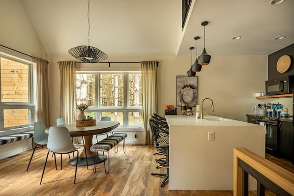 Fridge, microwave, oven, stovetop - Family Fave : Secluded : Conversation Pit : Kids' Fort : Hot Tub : Trails (Laurelville)