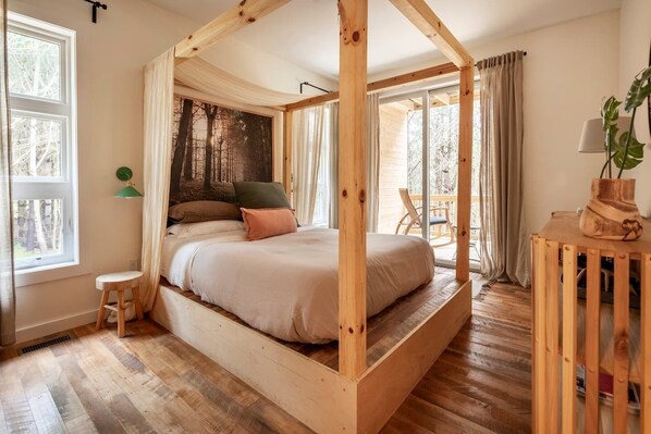 5 bedrooms, desk, iron/ironing board, travel cot