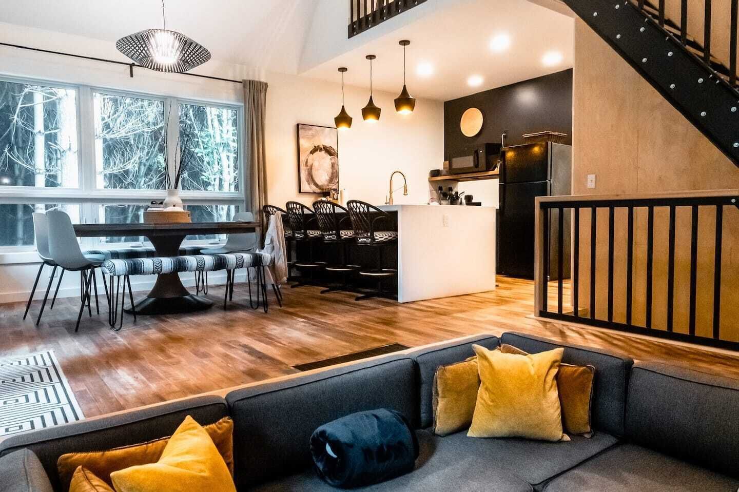 Smart-tv, pejs, dvd-afspiller, bøger