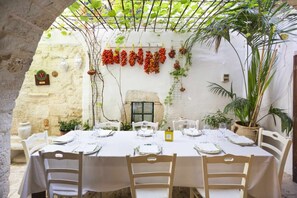 Outdoor dining - For two couples - 2 doubles - 2 bathrooms with shower - sleeps 4 - wifi - AC (Ostuni)