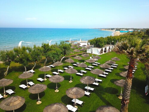 For two couples - 2 double bedrooms - 2 bathrooms with showers - Sleeps 4 - Wi-Fi - Air conditioning