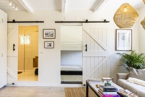 6 bedrooms, iron/ironing board