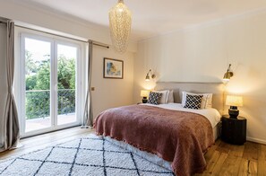 6 chambres, fer et planche à repasser