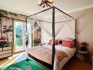6 Schlafzimmer, Bügeleisen/Bügelbrett