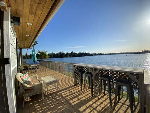 Lakefront Studio Cabin & Tiki Hut. Enjoy Summer Fun and Winter Serenity! 