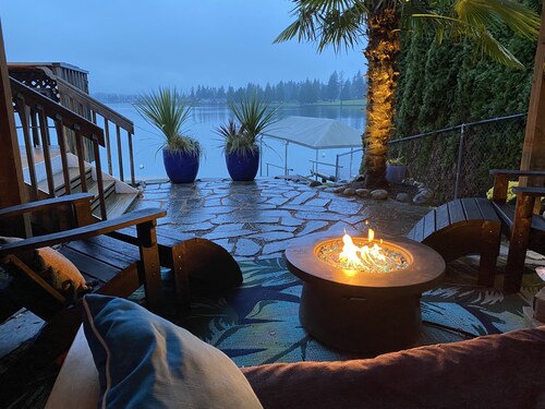 Lakefront Studio Cabin & Tiki Hut. Enjoy Summer Fun and Winter Serenity! 