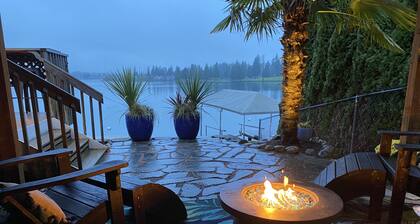 Lakefront Studio Cabin & Tiki Hut. Enjoy Summer Fun and Winter Serenity!