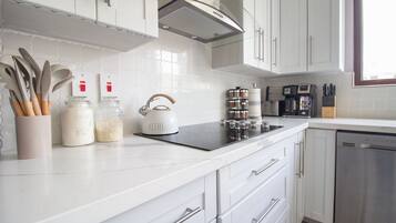 Geladeira, micro-ondas, fogão, cooktop
