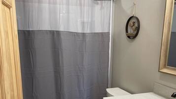 Combined shower/tub, towels, soap, shampoo