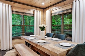 Dining - Built 2022★Private★Sauna★Fire-Pit★Slide★Park 6 Cars★Hot Tub★Game Room (Sevierville)