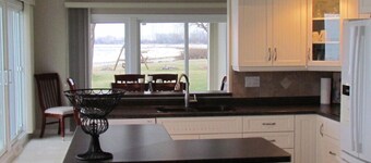 Beautiful four seasons cottage at lighthouse cove