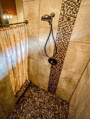 Shower, hair dryer, towels, soap - NW Modern, River, Old Mill near Downtown (Bend)