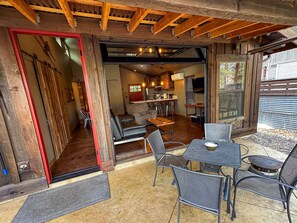 Outdoor dining - NW Modern, River, Old Mill near Downtown (Bend)