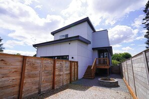 Exterior - New House with Chef's Kitchen and Spa-like Suite (Seattle)