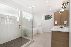 Bathtub, hair dryer, heated floors, towels - New House with Chef's Kitchen and Spa-like Suite (Seattle)