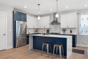 Fridge, microwave, oven, stovetop - New House with Chef's Kitchen and Spa-like Suite (Seattle)