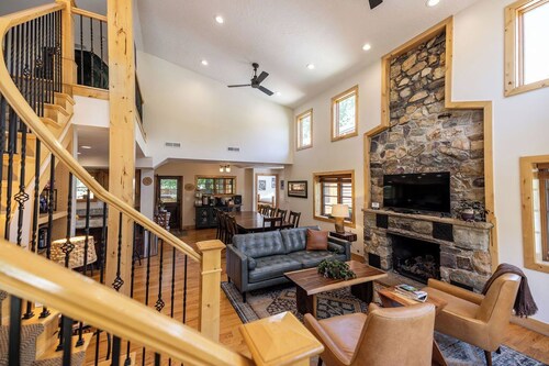 5BR Luxury Cabin w/Hot Tub near Canyons, Skiing & Hiking