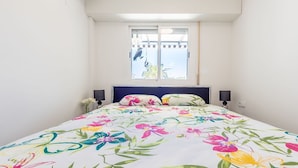 Una camera da letto con un letto, una finestra e un condizionatore d'aria.