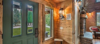 Icicle Creek Lodge 2 Minutes to Downtown Leavenworth
3 bedrooms 3 baths