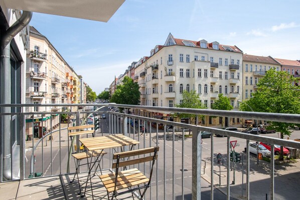 Outdoor dining - Trendy Friedrichshain 1BR, near Volkspark, by Blueground (Berlin)