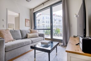 TV, stereo - Trendy Friedrichshain 1BR, near Volkspark, by Blueground (Berlin)