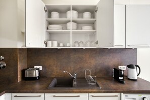 Fridge, microwave, oven, stovetop - Trendy Friedrichshain 1BR, near Volkspark, by Blueground (Berlin)