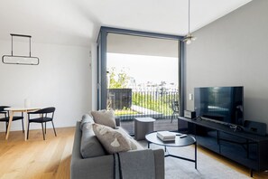 TV, stereo - Tasteful Charlottenburg 1BR near KaDeWe & Kurfürstendamm, by Blueground (Berlin)