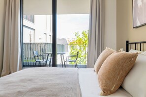 1 bedroom, iron/ironing board, WiFi, bed sheets - Tasteful Charlottenburg 1BR near KaDeWe & Kurfürstendamm, by Blueground (Berlin)