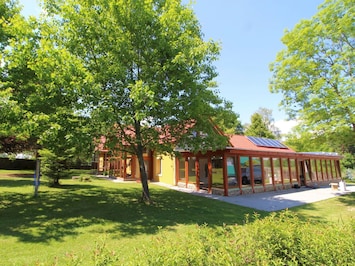 L'Eau, Ciel, Propriété, Plante, Bùtiment, Nuage, Piscine, Arbre, Zone Résidentielle, Herbe
