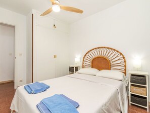 2 bedrooms, travel cot, free WiFi