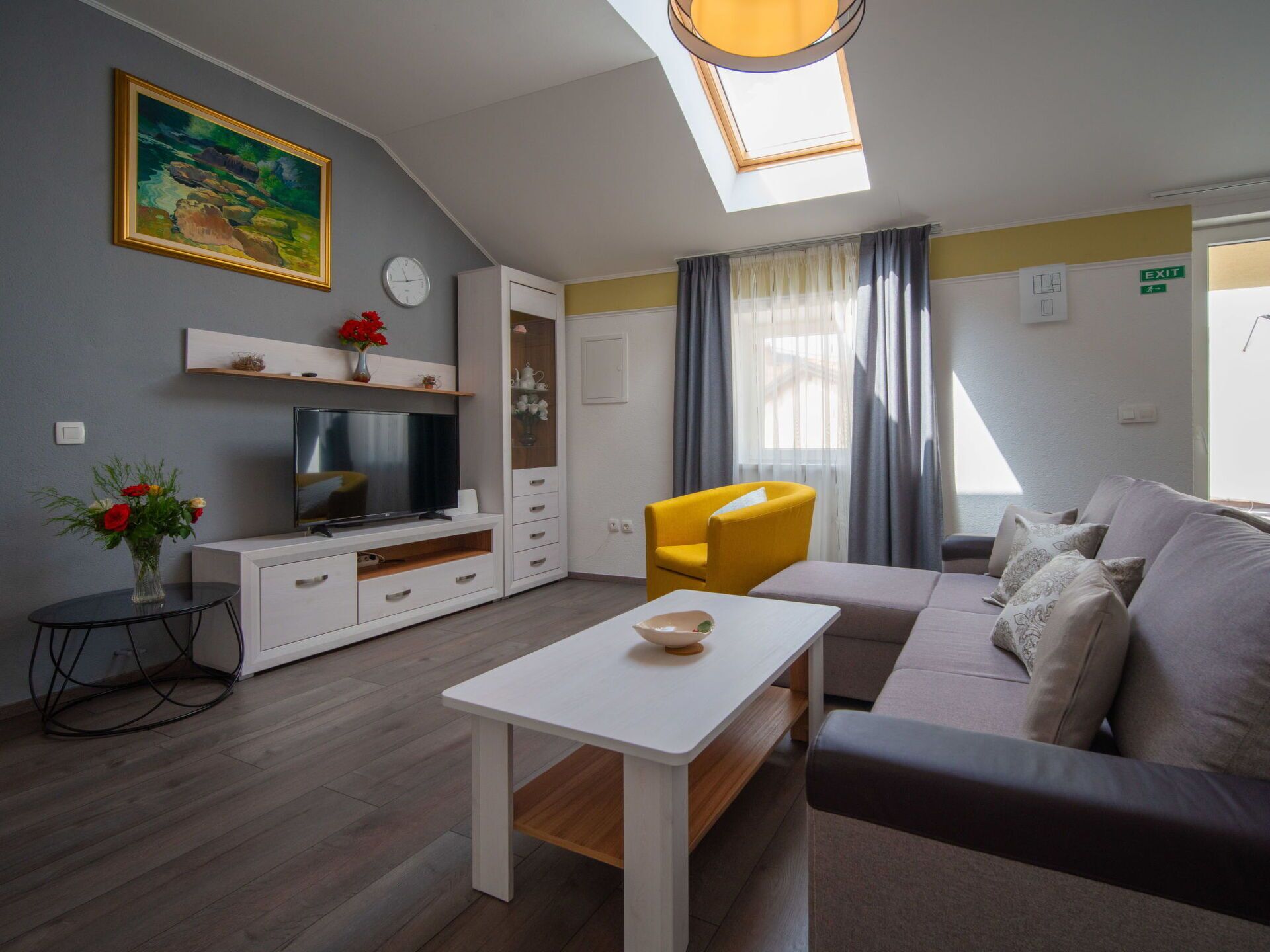 Una televisión de pantalla plana