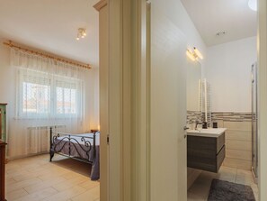 2 bedrooms, iron/ironing board, travel crib, free WiFi