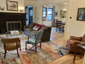 Smart TV, chimenea, Hulu y libros 