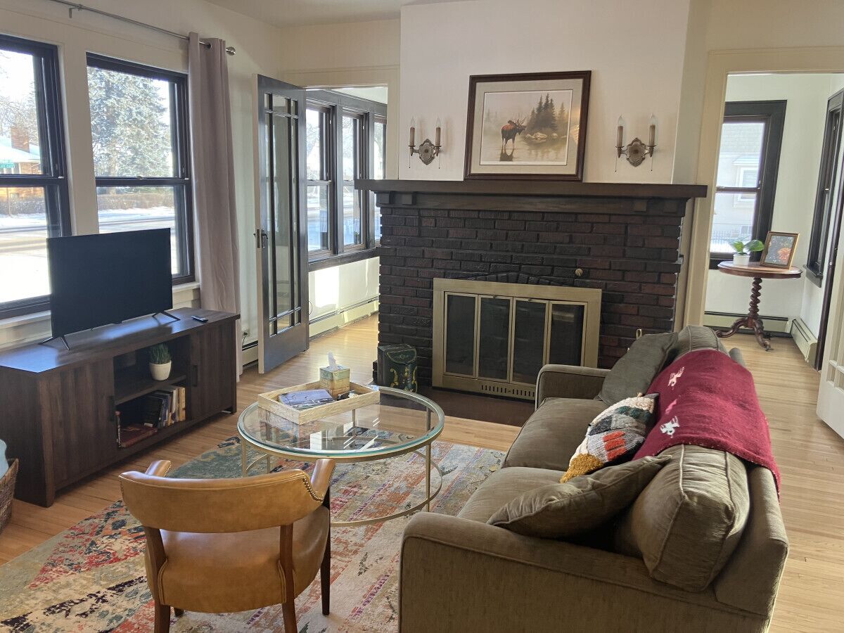 Smart TV, fireplace, Hulu, books