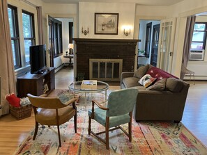 Smart TV, chimenea, Hulu y libros 